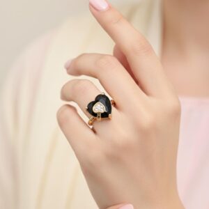 Heart-Shaped Black Ring with Sparkling Accent – Elegant Fashion Jewelry